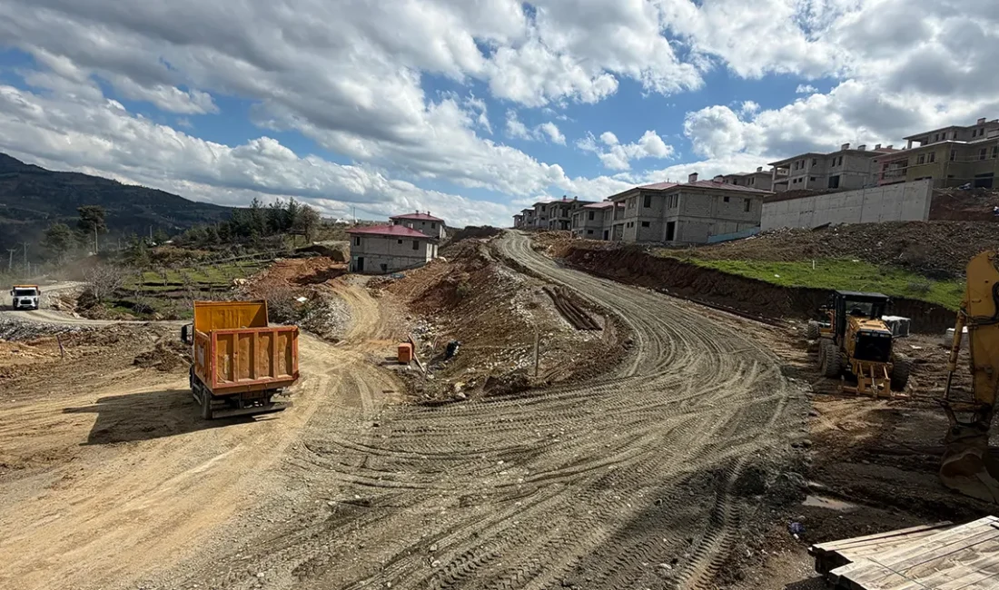 Onikişubat Belediyesi Fen İşleri Müdürlüğü ekipleri, kırsal mahallelerde ulaşım standardını
