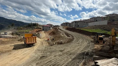 Onikişubat Belediyesi Fen İşleri Müdürlüğü ekipleri, kırsal mahallelerde ulaşım standardını