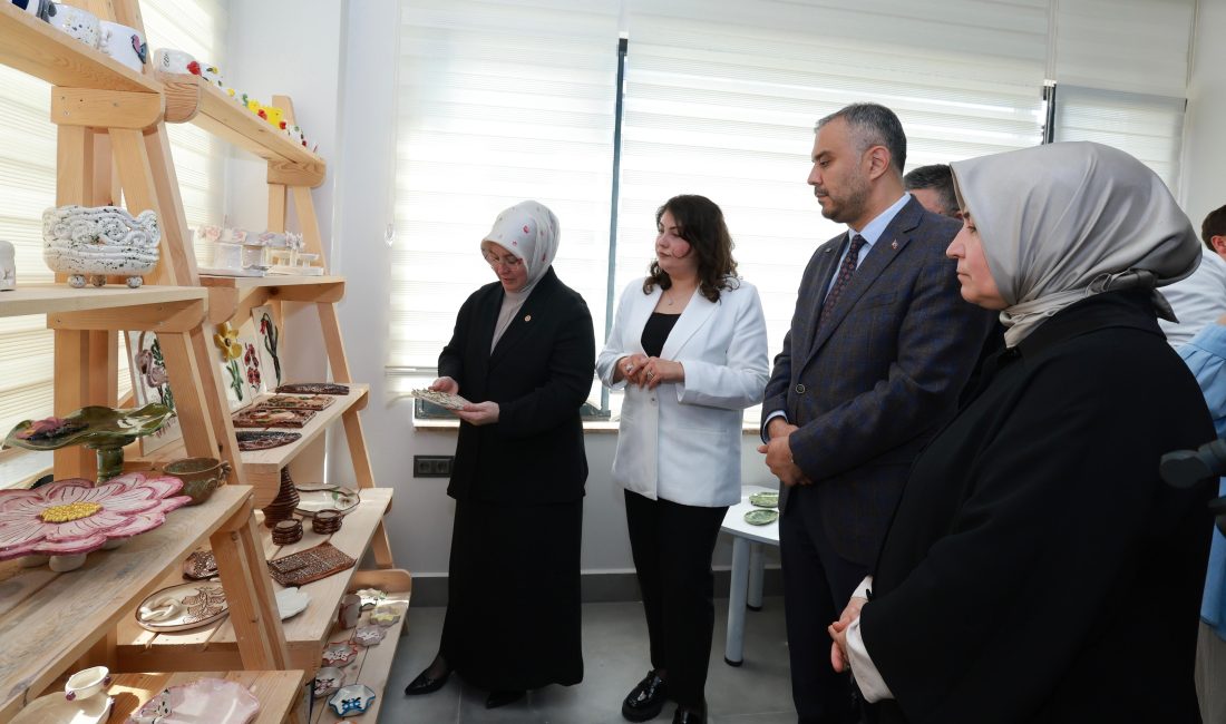 Onikişubat Belediyesi Kadın Emeği Seramik Atölyesi’nde Dönem Sonu Sergisi Açıldı Kadınların toplumun temel taşı olduğunu vurgulayan Toptaş, “Toplumun en önemli