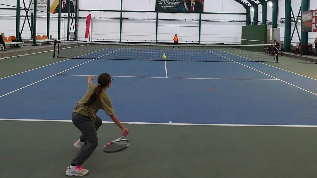 mayis tenis turnuvasi genc sporcunun katilimiyla basladi