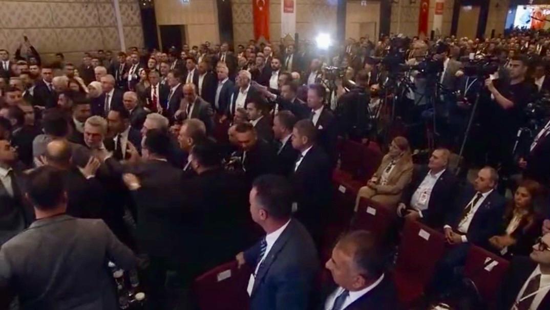 Toplantı sırasında, İstanbul eski Büyükşehir Belediye Başkanı Ekrem İmamoğlu’nun tutuklu