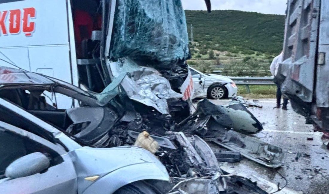 Edinilen bilgiye göre; Kahramanmaraş-Gaziantep otoyolu üzerinde bilinmeyen nedenle yaşanan trafik