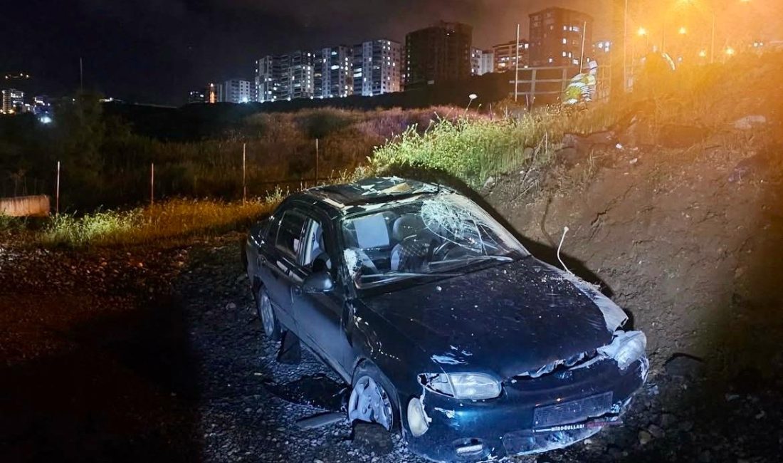 Kazada araç içerisinde bulunan 2 kişi yaralanırken, ihbar üzerine olay