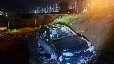 Kazada araç içerisinde bulunan 2 kişi yaralanırken, ihbar üzerine olay