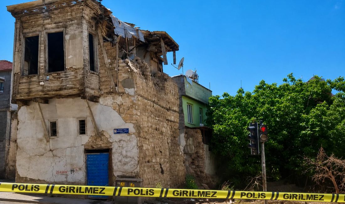 Edinilen bilgilere göre, uzun süredir kullanılmadığı öğrenilen binada henüz belirlenemeyen