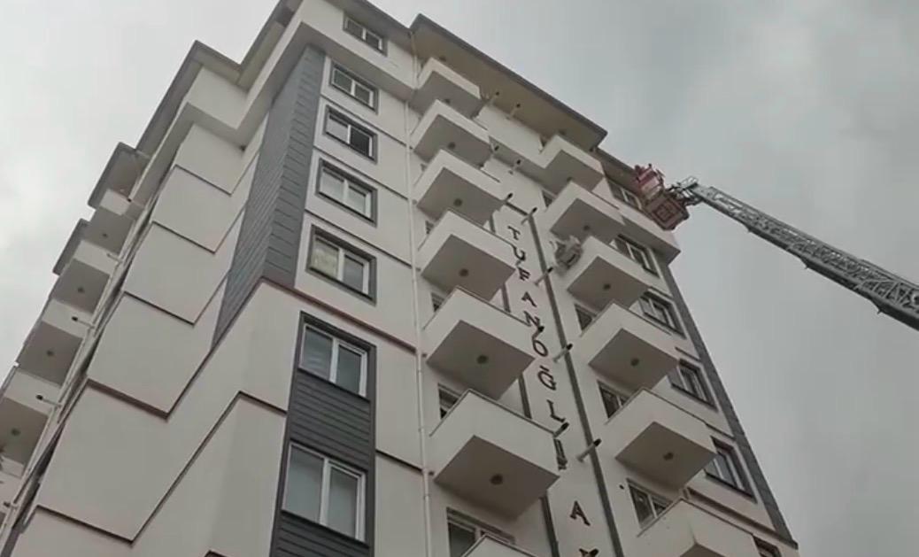 Kahramanmaraş’ta 10 Katlı Binada Yangın İhbar üzerine bölgeye sevk edilen itfaiye ekipleri, olay yerine kısa