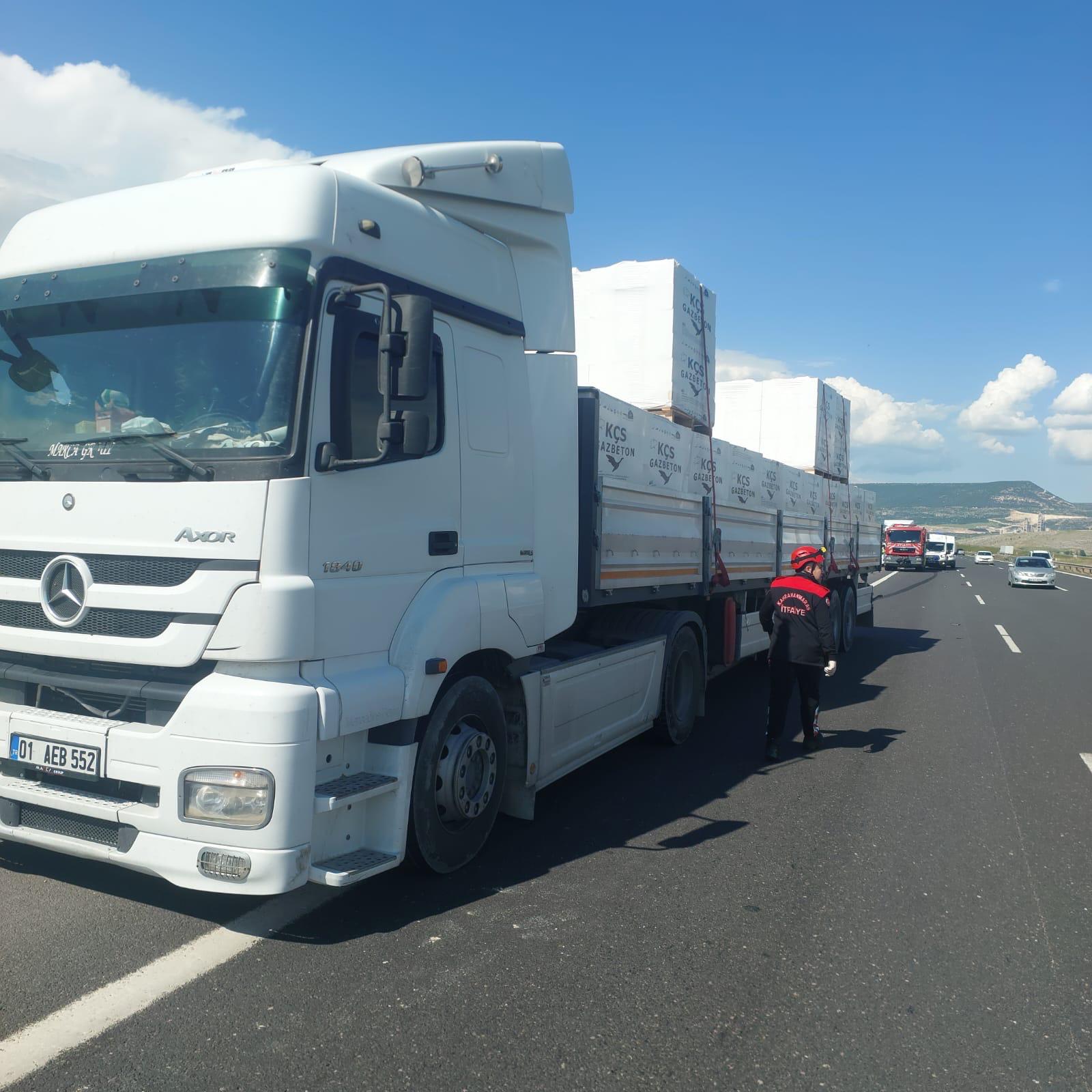 TAG Otoyolu’nda otomobil ile tır çarpıştı: 1 ölü, 2 yaralı 1 IMG WA
