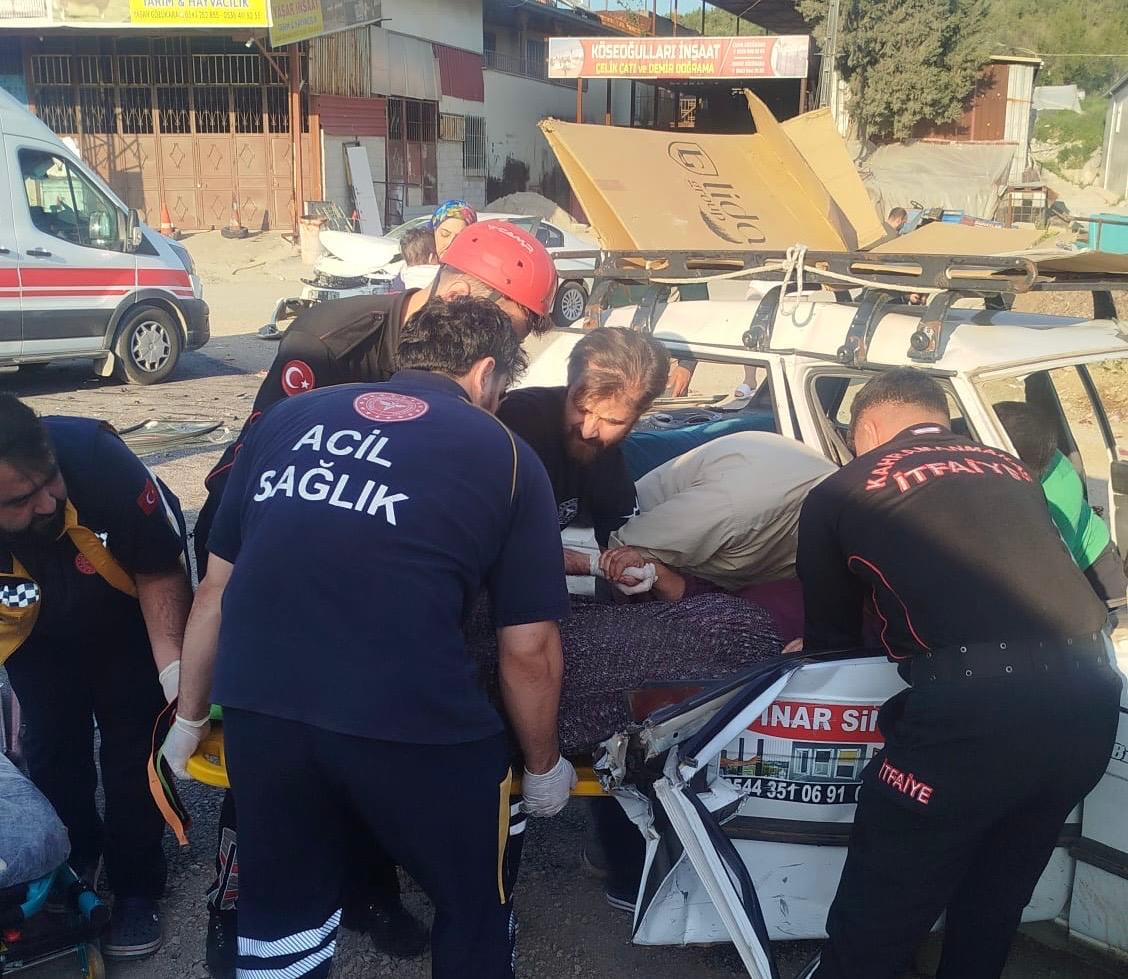 Kahramanmaraş’ta iki otomobil çarpıştı: 3 yaralı 1 IMG WA