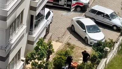 Edinilen bilgilere göre, ailesiyle birlikte yaşadığı apartman dairesinde cam silme
