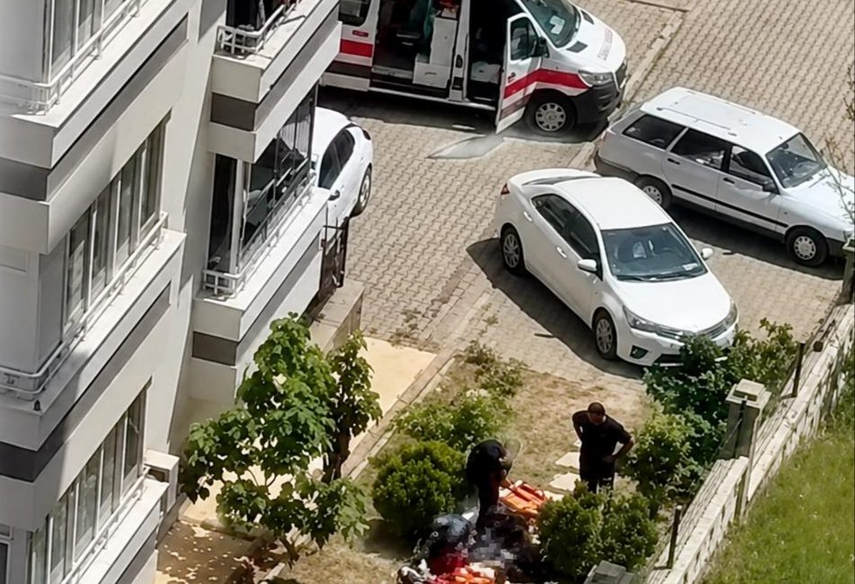 Edinilen bilgilere göre, ailesiyle birlikte yaşadığı apartman dairesinde cam silme