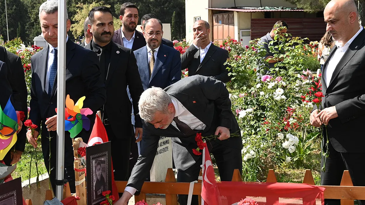 aziz sehitler ve hayatini kaybeden ogrenciler kabri basinda dualarla anildi