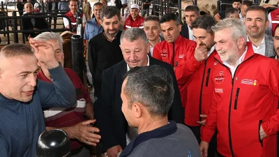 Kurbanlık satış alanlarını gezen Başkan Görgel, üreticilerin taleplerini dinlerken vatandaşlarla