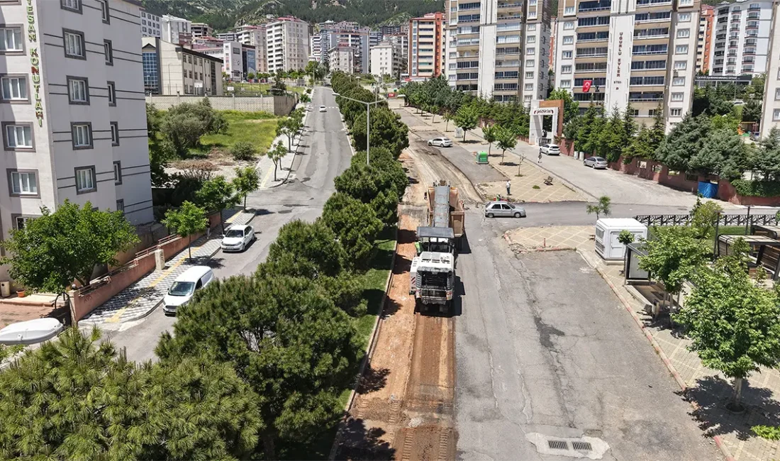 Büyükşehir, Ahır Dağı Caddesi’ni Asfalta Hazırlıyor Yol Yapım, Bakım ve Onarım Dairesi Başkanlığı koordinesinde yürütülen çalışmalar