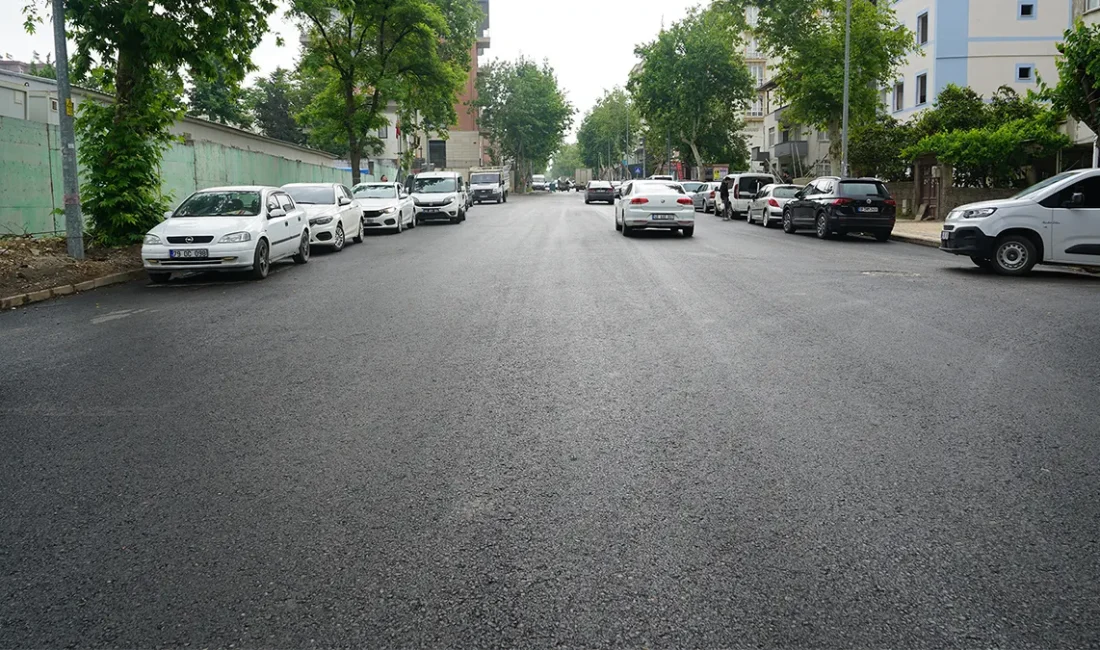Büyükşehir, Cahit Zarifoğlu Caddesi’nin Asfaltını Baştan Uca Yeniledi 1 kilometre uzunluğundaki cadde boyunca gerçekleştirilen çalışmalar kapsamında toplam 2