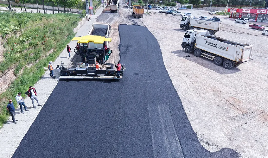 Büyükşehir, Elbistan Devlet Hastanesi Yolunu Sıcak Asfaltla Kaplıyor Kuzey İlçeler Dairesi Başkanlığı koordinesinde yürütülen çalışmalar kapsamında, Elbistan –