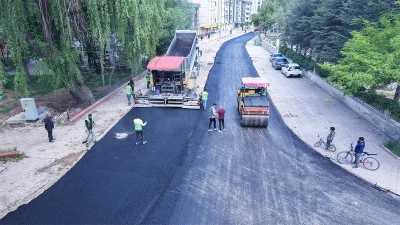 Toplam 2,5 kilometre uzunluğundaki cadde, modern asfaltla kaplanarak daha güvenli