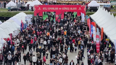 Festivalde Kahramanmaraş’a özgü ürünlerin sergilendiği çadırda ziyaretçiler, şehrin köklü geçmişini
