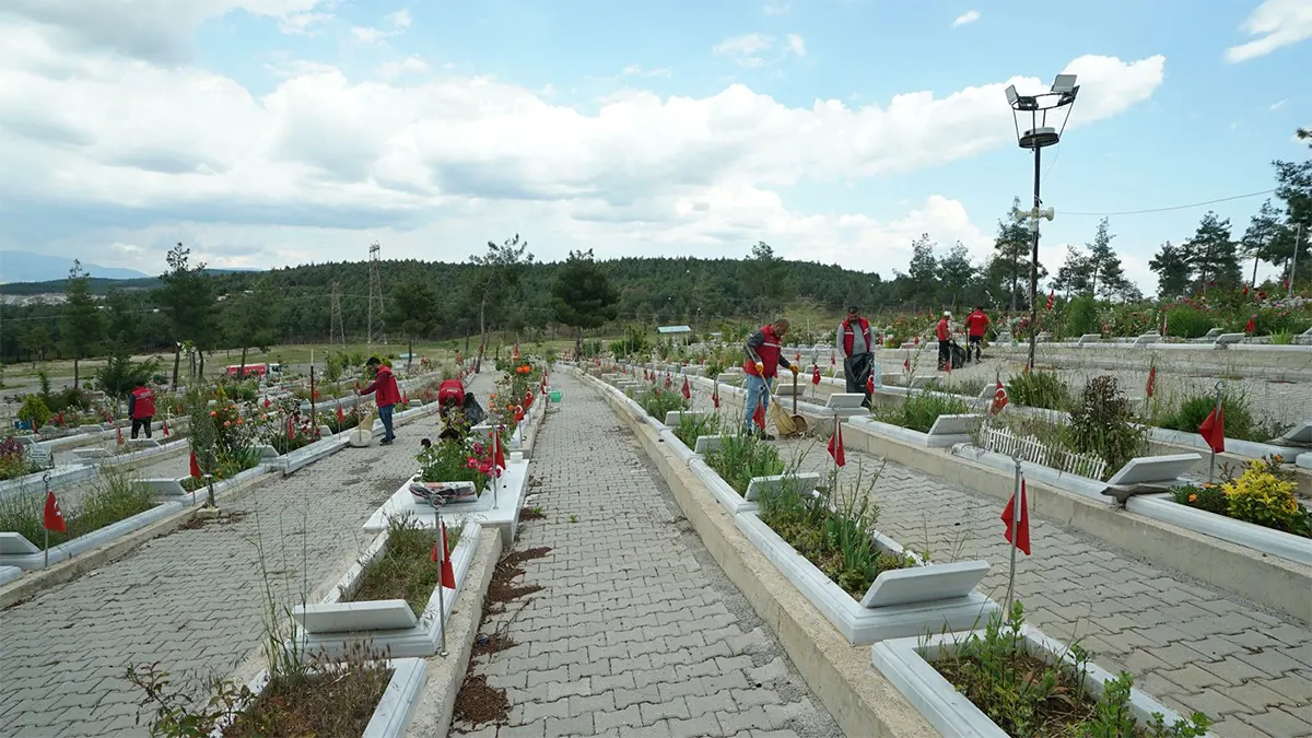 buyuksehir kapicam mezarligini bayrama hazirliyor