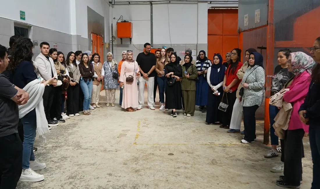 Uygulamalı anlatımlarla desteklenen programda öğrenciler, atık yönetimi süreçlerine ilişkin merak