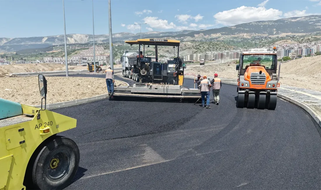 Büyükşehir, Şehir Tarihinin En Büyük Asfalt Hamlesine Start Verdi Haftalık asfalt programı kapsamında çalışmaların önemli bir bölümü Dulkadiroğlu’nda gerçekleştirilecek.