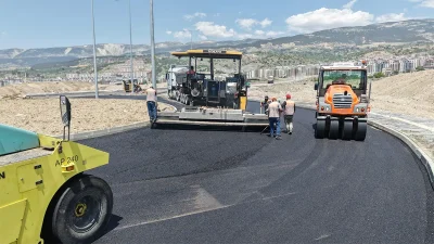 Haftalık asfalt programı kapsamında çalışmaların önemli bir bölümü Dulkadiroğlu’nda gerçekleştirilecek.