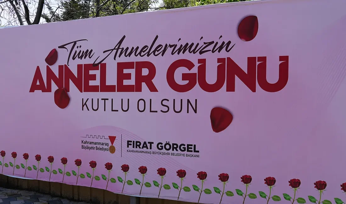 Kırmızı güllerle süslenen panolar, hem görsel açıdan dikkat çekici bir