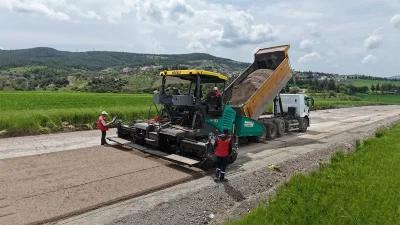 Çalışmalar kapsamında, grup yolunun 6 kilometrelik kısmında genişletme çalışmaları gerçekleştiriliyor.