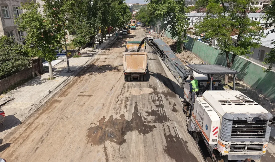 Çalışmalar kapsamında özellikle yaya yollarında meydana gelen bozulmalar titizlikle onarılıyor.