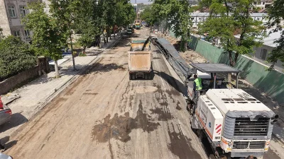 Çalışmalar kapsamında özellikle yaya yollarında meydana gelen bozulmalar titizlikle onarılıyor.