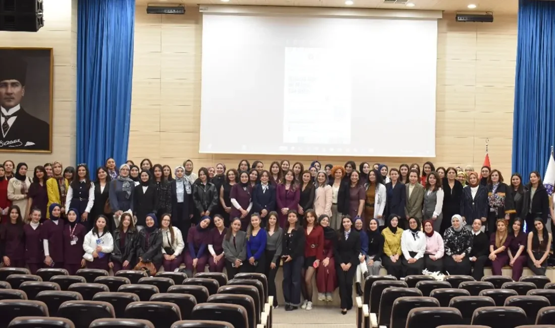 Sempozyumun açılışında Ebelik Bölüm Başkanı Doç. Dr. Aysel Bülez, Sağlık