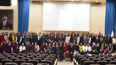 Sempozyumun açılışında Ebelik Bölüm Başkanı Doç. Dr. Aysel Bülez, Sağlık