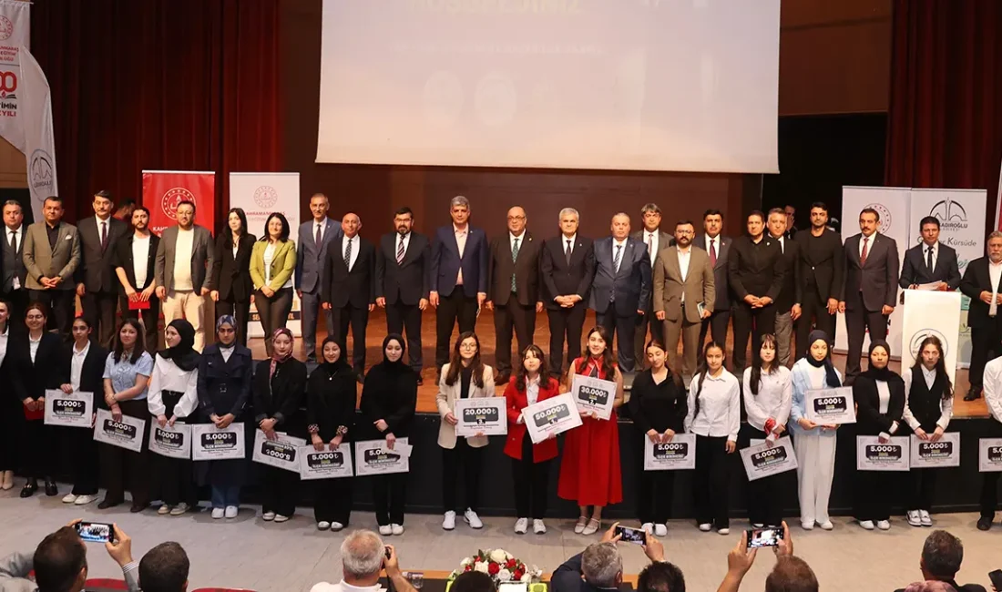 Final programında sahne alan öğrenciler, konuşma yetenekleri, konuya hâkimiyetleri ve