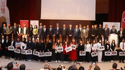 Final programında sahne alan öğrenciler, konuşma yetenekleri, konuya hâkimiyetleri ve