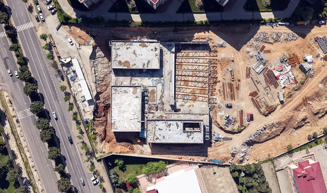 Bu güçlü temel üzerine yükselen yapıda demir donatı ve betonarme