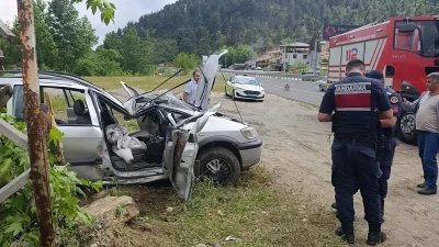Edinilen bilgilere göre, sürücüsünün kontrolünü kaybettiği otomobil yol kenarındaki elektrik