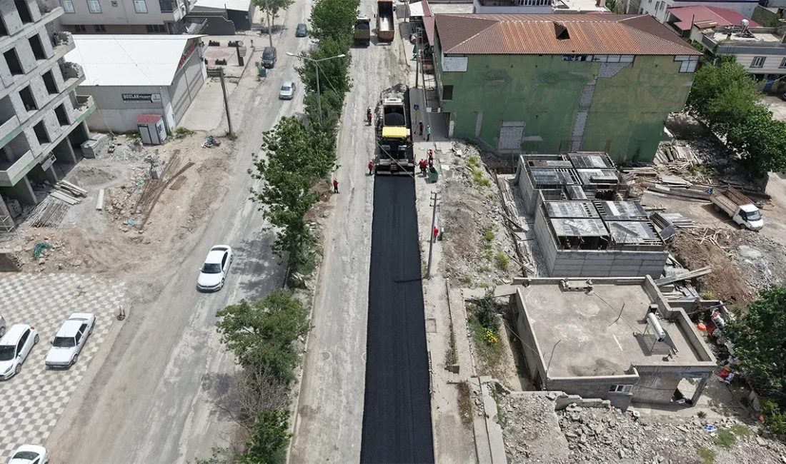 Kahramanmaraş’ta sıcak asfalt mesaisi: Şeyh Şamil Caddesi’nde çalışmalar hızlandı Kahramanmaraş Büyükşehir Belediyesi, Dulkadiroğlu’nda ulaşım altyapısını güçlendirmek için asfalt çalışmalarını