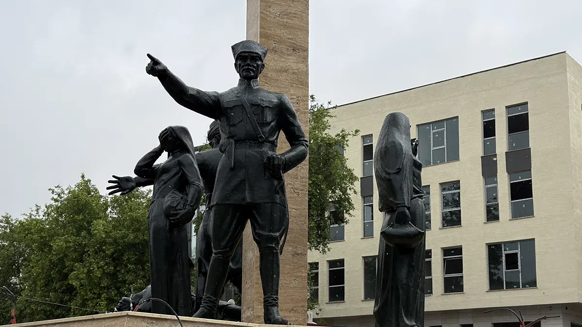 kibris meydanindaki anit yeniden ait oldugu yerde