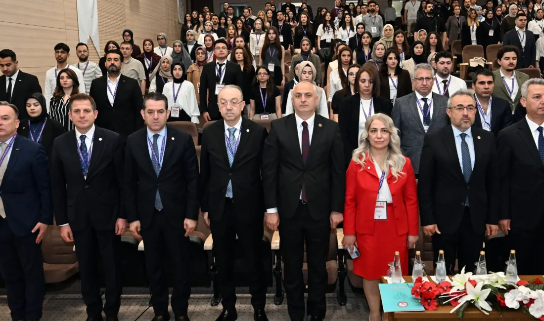 Açılış konuşmalarıyla başlayan kongre, alanında uzman akademisyen ve eczacıların sunumlarıyla