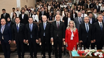 Açılış konuşmalarıyla başlayan kongre, alanında uzman akademisyen ve eczacıların sunumlarıyla