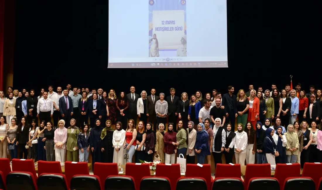 Programın açılış konuşmasını yapan Hemşirelik Bölüm Başkanı Prof. Dr. Mehtap