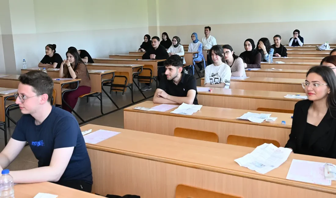 Deneme sınavının gerçekleştirildiği fakülte ve sınav salonları ziyaret eden Kahramanmaraş