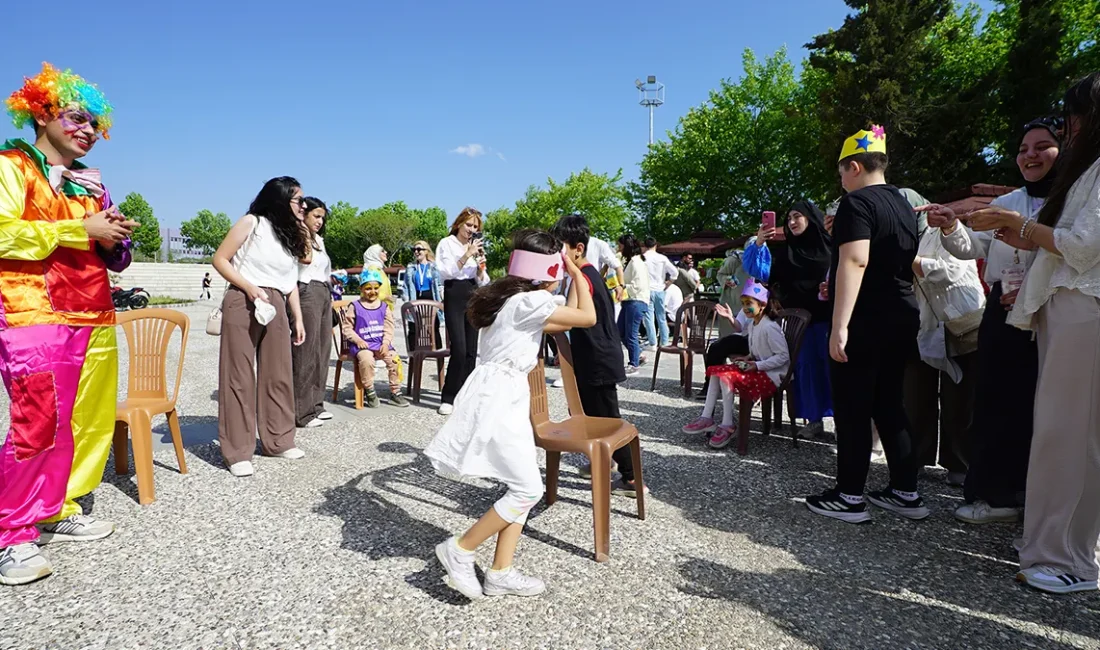 Program boyunca çocuklar için birbirinden renkli etkinlikler düzenlendi. Yüz boyama
