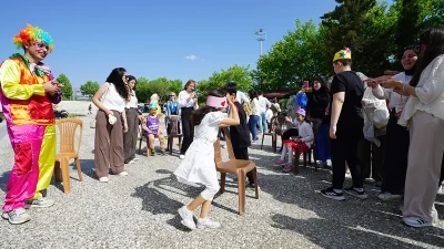Program boyunca çocuklar için birbirinden renkli etkinlikler düzenlendi. Yüz boyama