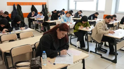 Gerçek sınav koşullarını yansıtan uygulama sayesinde öğrenciler hem zaman yönetimi