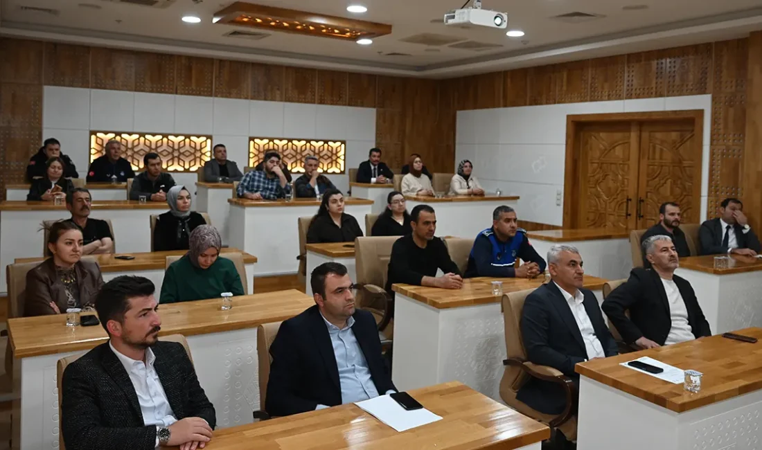 Türkoğlu'ndaki eğitimde konuşan Eğitimci-Tarihçi-Yazar Mehmet Işık, baskıcı aile modelinin çocuklar