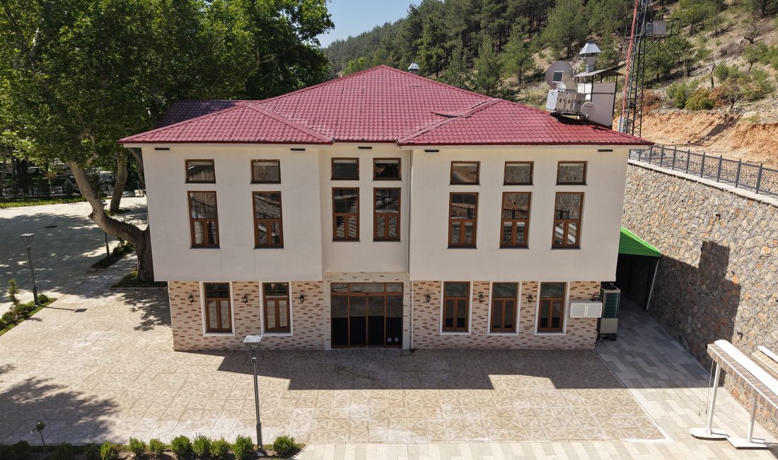 Çınaraltı Çay Bahçesi’nde Çalışmalar Tamamlanıyor Kahramanmaraş Büyükşehir Belediyesi, şehir genelinde sosyal yaşam alanlarını artırmaya yönelik