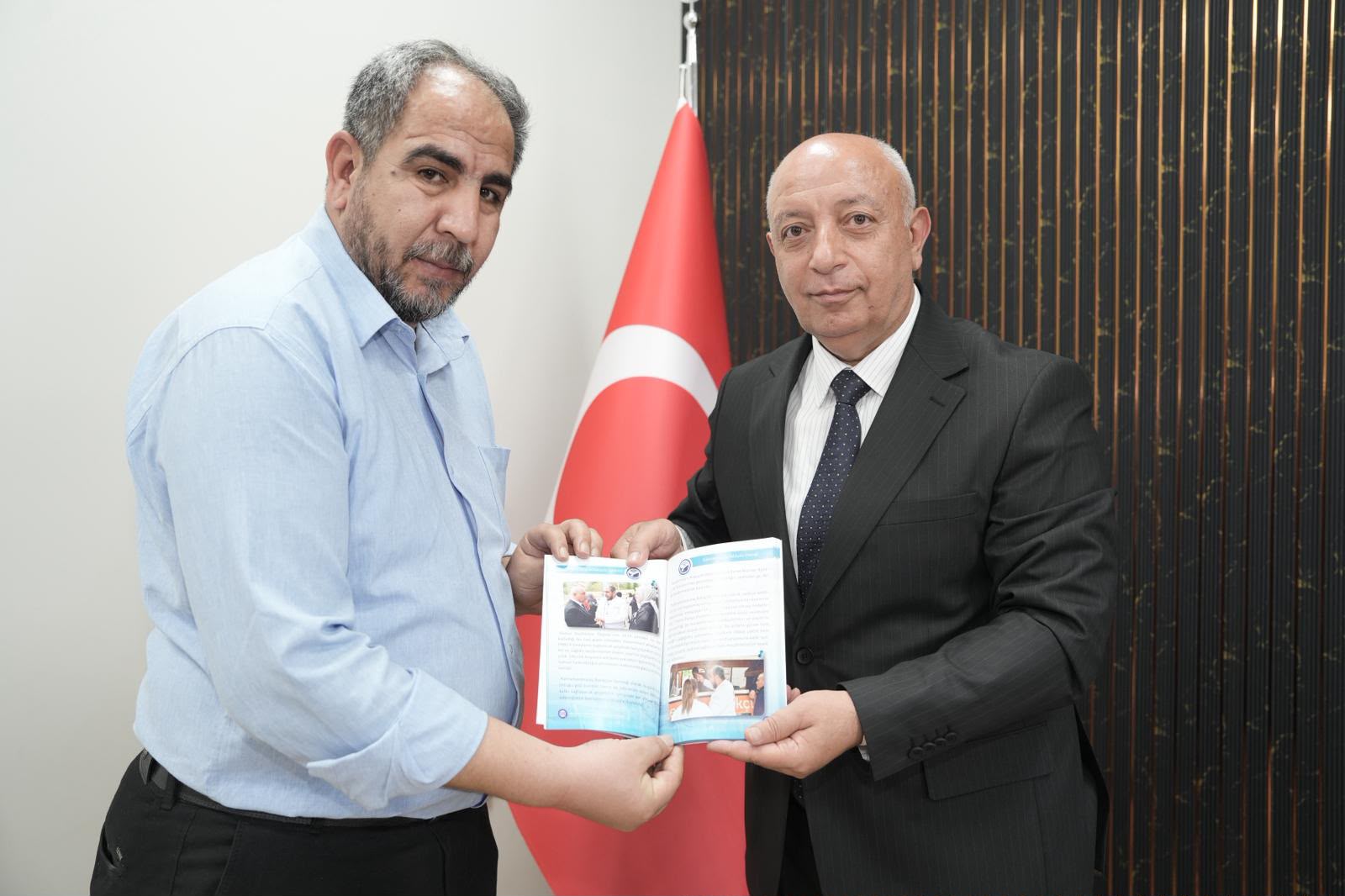 Balıkçılık Kültürünü Anlatan Eser İstiklal Üniversitesi Yönetimine Sunuldu 1 IMG WA