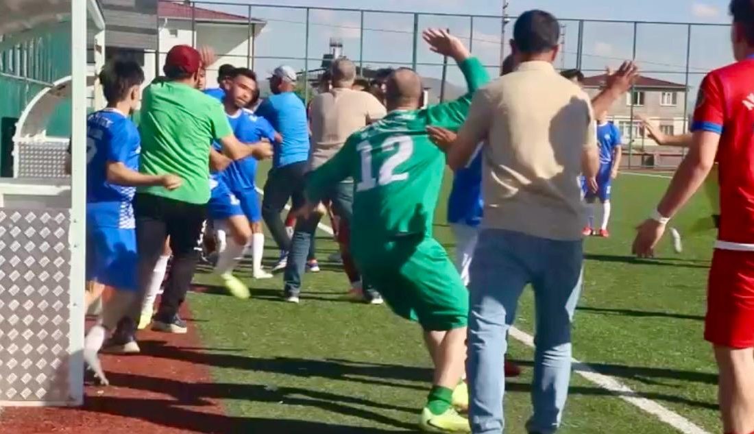 Kahramanmaraş 2. Amatör Küme Finali Olaylı Bitti: Şampiyonluk Maçı Tatil Edildi Türkoğlu İlçe Stadı’nda oynanan mücadelede, sezon boyunca liderliğini koruyan Beyoğlu