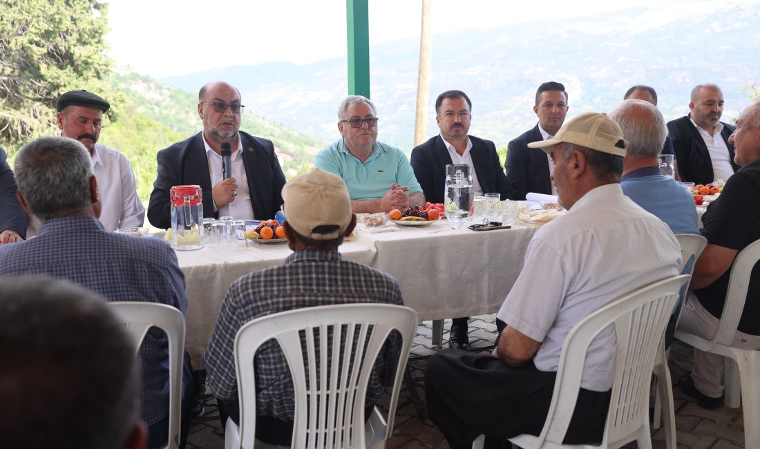 Toplantıya Belediye Başkan Yardımcıları Ali Üzüm ve Latif Öztürk ile