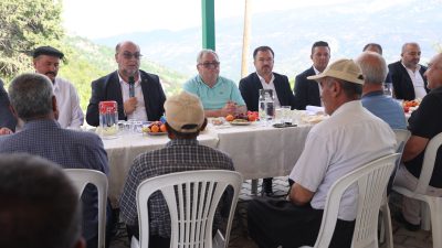 Toplantıya Belediye Başkan Yardımcıları Ali Üzüm ve Latif Öztürk ile